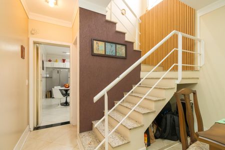 Casa à venda com 180m², 3 quartos e 3 vagasEscada de acesso dos quartos