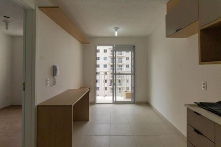 Sala/Cozinha e Área de Serviço de apartamento para alugar com 1 quarto, 27m² em Guaiauna, São Paulo