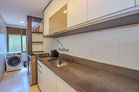 Apartamento à venda com 83m², 3 quartos e 2 vagas Apartamento à venda com 83m², 3 quartos e 2 vagasCozinha e Área de Serviço