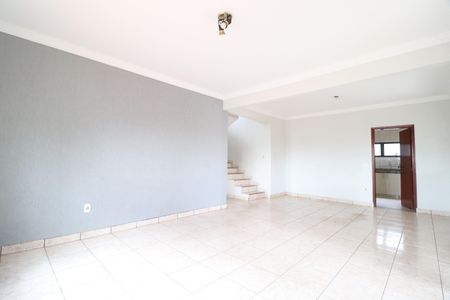 Sala de casa para alugar com 6 quartos, 210m² em Jardim Patricia, Uberlândia