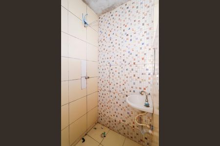 Banheiro de casa para alugar com 1 quarto, 40m² em Vila Carmosina, São Paulo