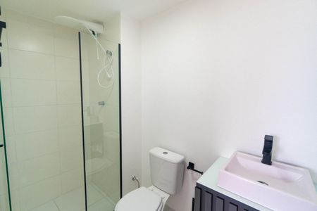 Banheiro da Suíte de apartamento para alugar com 1 quarto, 27m² em Jardim Itacolomi, São Paulo
