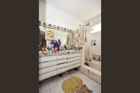 Casa à venda com 495m², 4 quartos e 3 vagasBanheiro Suíte 2