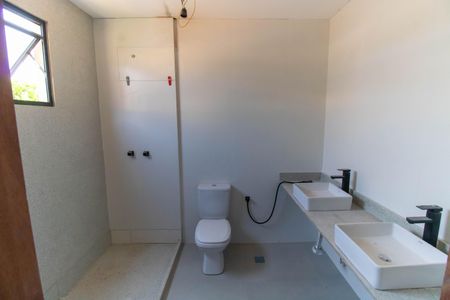 Casa de condomínio à venda com 206m², 3 quartos e 4 vagas Casa de condomínio à venda com 206m², 3 quartos e 4 vagasBanheiro da Suíte