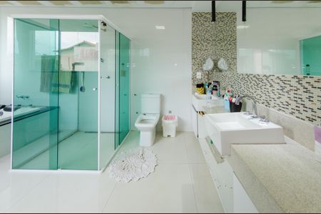 Casa à venda com 360m², 2 quartos e 10 vagasBanheiro suíte