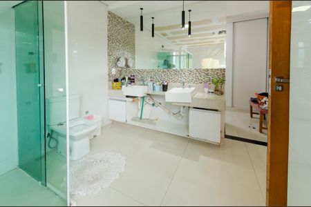 Casa à venda com 360m², 2 quartos e 10 vagasBanheiro suíte