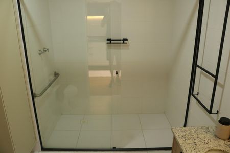 Banheiro de kitnet/studio para alugar com 1 quarto, 26m² em Pompeia, São Paulo