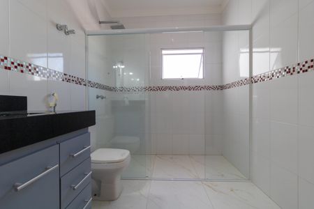 Casa de condomínio à venda com 330m², 4 quartos e sem vagaBanheiro da suíte 02