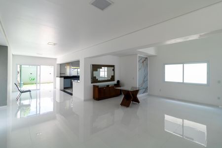 Casa de condomínio à venda com 330m², 4 quartos e sem vagaSalas