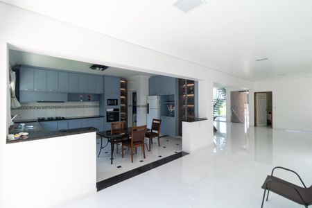 Casa de condomínio à venda com 330m², 4 quartos e sem vagaSalas