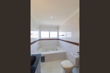 Casa de condomínio à venda com 330m², 4 quartos e sem vagaBanheiro da suíte 01