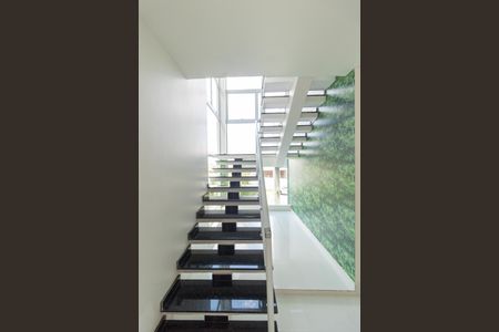 Casa de condomínio à venda com 330m², 4 quartos e sem vagaEscada