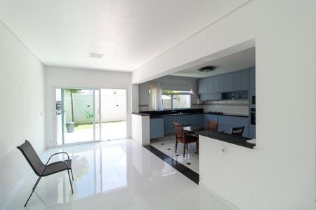 Casa de condomínio à venda com 330m², 4 quartos e sem vagaSalas