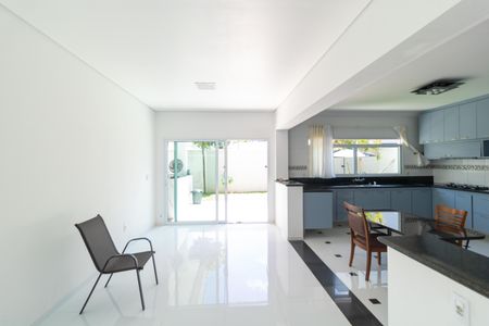 Casa de condomínio à venda com 330m², 4 quartos e sem vagaSalas