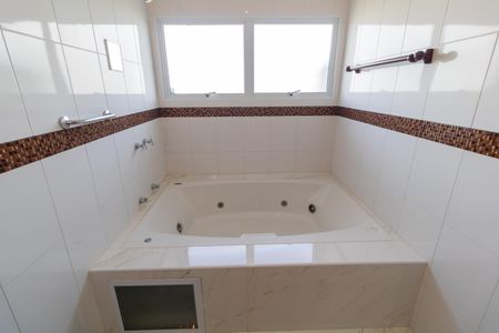 Casa de condomínio à venda com 330m², 4 quartos e sem vagaBanheiro da suíte 01