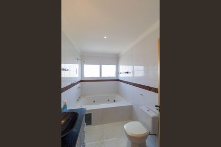 Casa de condomínio à venda com 330m², 4 quartos e sem vagaBanheiro da suíte 01