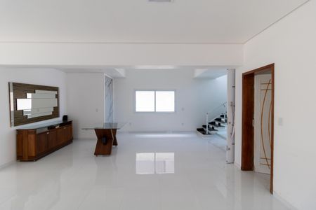 Casa de condomínio à venda com 330m², 4 quartos e sem vagaSalas