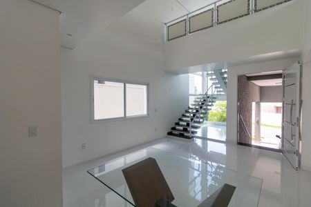 Casa de condomínio à venda com 330m², 4 quartos e sem vagaSalas