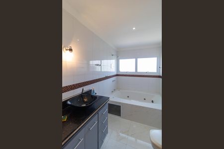 Casa de condomínio à venda com 330m², 4 quartos e sem vagaBanheiro da suíte 01