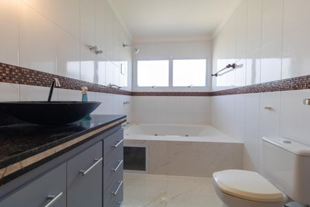 Casa de condomínio à venda com 330m², 4 quartos e sem vagaBanheiro da suíte 01