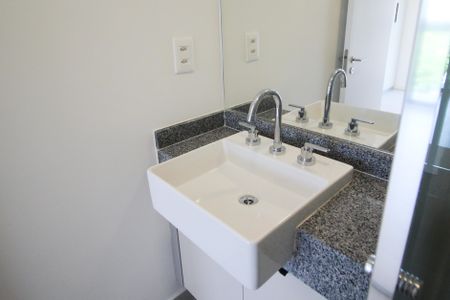 Apartamento para alugar com 66m², 2 quartos e 1 vaga Apartamento para alugar com 66m², 2 quartos e 1 vagaBanheiro da Suíte 1