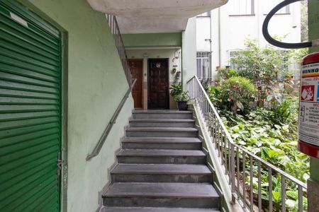 Apartamento para alugar com 47m², 2 quartos e 1 vaga Apartamento para alugar com 47m², 2 quartos e 1 vagaEscada