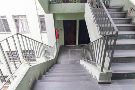 Apartamento para alugar com 47m², 2 quartos e 1 vaga Apartamento para alugar com 47m², 2 quartos e 1 vagaEscada