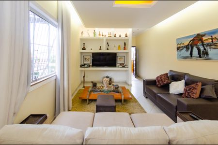 Casa à venda com 560m², 4 quartos e 3 vagasSala 2