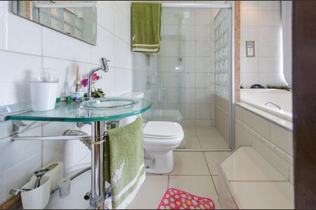 Casa à venda com 560m², 4 quartos e 3 vagasBanheiro social 2