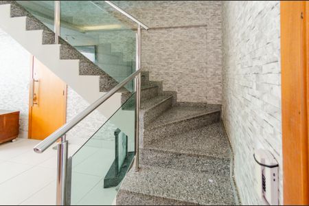 Apartamento para alugar com 220m², 3 quartos e 3 vagas Apartamento para alugar com 220m², 3 quartos e 3 vagasEscada