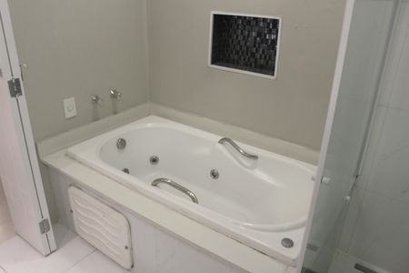 Casa à venda com 299m², 4 quartos e 4 vagasBanheiro da Suíte 1