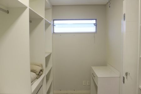Casa à venda com 299m², 4 quartos e 4 vagasCloset da suíte 1