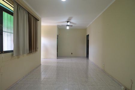 Casa para alugar com 163m², 3 quartos e 2 vagasSala