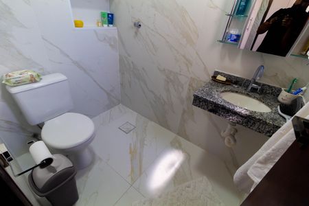 Casa de condomínio à venda com 54m², 2 quartos e 1 vaga Casa de condomínio à venda com 54m², 2 quartos e 1 vagaBanheiro da Suíte 2