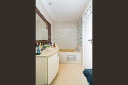 Apartamento para alugar com 240m², 4 quartos e 3 vagasBanheiro da Suíte