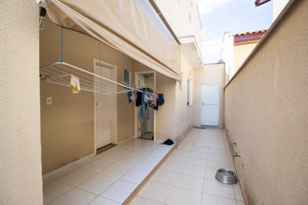 Casa de condomínio para alugar com 300m², 3 quartos e 4 vagasCorredor Externo 