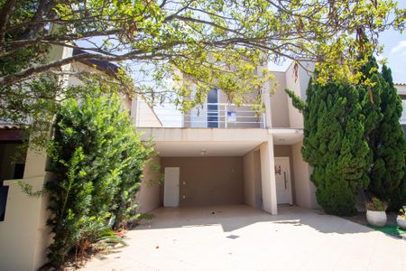 Casa de condomínio para alugar com 300m², 3 quartos e 4 vagasFachada da Casa 