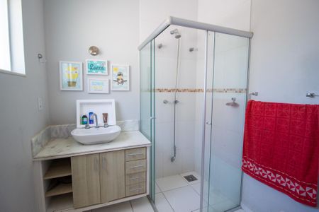 Casa de condomínio para alugar com 300m², 3 quartos e 4 vagasBanheiro da Suíte 2