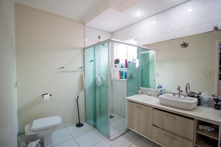 Casa de condomínio para alugar com 300m², 3 quartos e 4 vagasBanheiro da Suíte 1