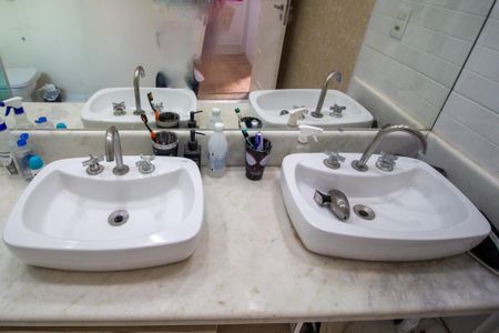 Casa de condomínio para alugar com 300m², 3 quartos e 4 vagasBanheiro da Suíte 1