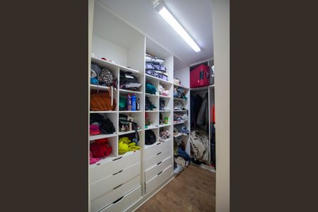 Casa de condomínio para alugar com 300m², 3 quartos e 4 vagasCloset da suíte 1