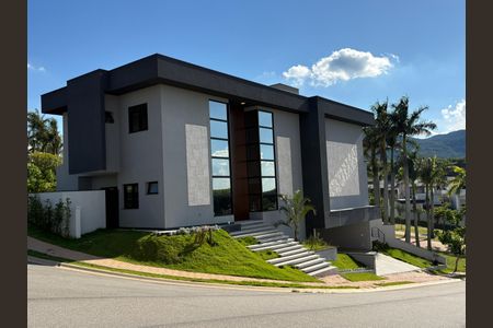 Casa de condomínio para alugar com 500m², 4 quartos e 6 vagasFachada