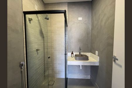 Casa de condomínio para alugar com 500m², 4 quartos e 6 vagasBanheiro da garagem