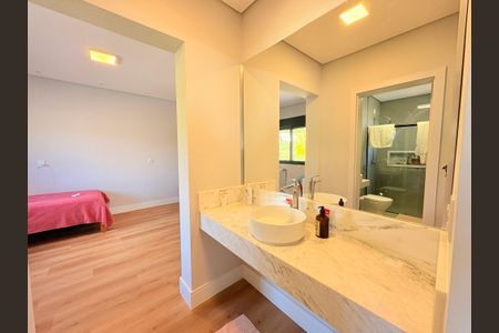 Casa de condomínio para alugar com 500m², 4 quartos e 6 vagasBanheiro da Demi-Suíte 1