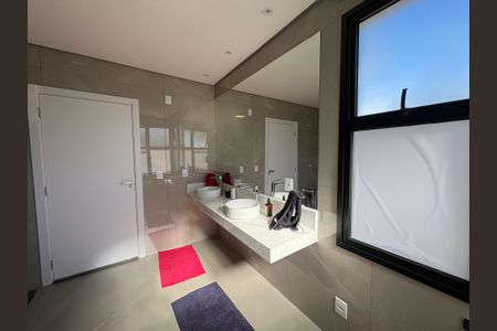 Casa de condomínio para alugar com 500m², 4 quartos e 6 vagasBanheiro da Suíte Master