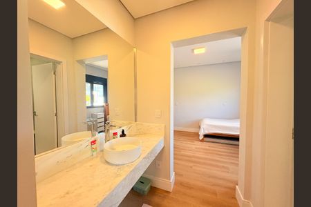 Casa de condomínio para alugar com 500m², 4 quartos e 6 vagasBanheiro da Demi-Suíte 1