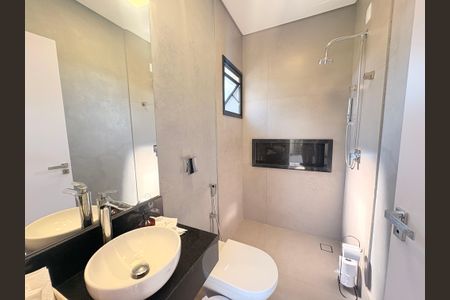 Casa de condomínio para alugar com 500m², 4 quartos e 6 vagasBanheiro Social 