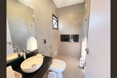 Casa de condomínio para alugar com 500m², 4 quartos e 6 vagasBanheiro da área gourmet