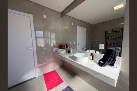 Casa de condomínio para alugar com 500m², 4 quartos e 6 vagasBanheiro da Suíte Master