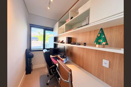 Casa de condomínio para alugar com 500m², 4 quartos e 6 vagasEscritório